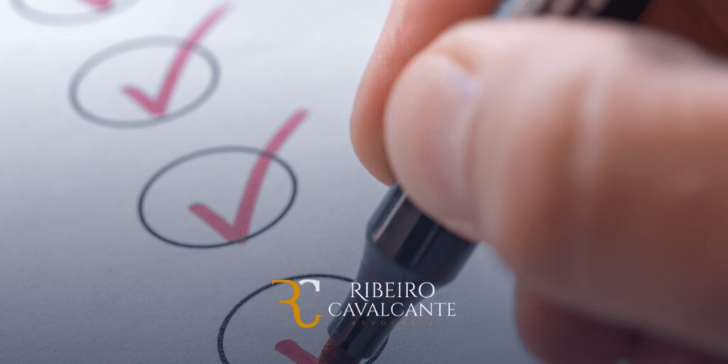 Pessoa marcando lista de verificação com logo do escritório Ribeiro & Cavalcante Advocacia ao fundo.