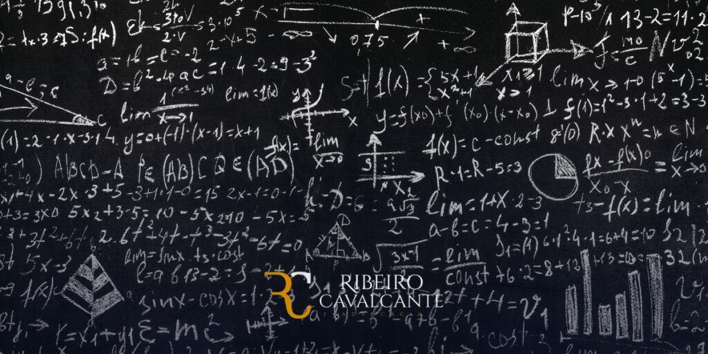 Quadro negro com várias fórmulas matemáticas e o logotipo da Ribeiro Cavalcante na parte inferior.