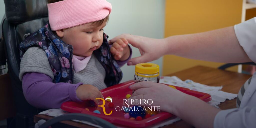 Criança sendo ajudada por adulto, logotipo da Ribeiro Cavalcante Advocacia, especialista em Direito Previdenciário e cível.