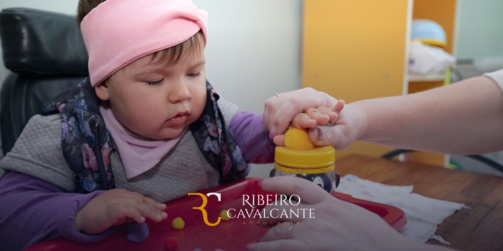 Criança com auxílio em atividade sensorial, atendida pela Ribeiro Cavalcante Advocacia, especialista em Direito Previdenciário e Cível.