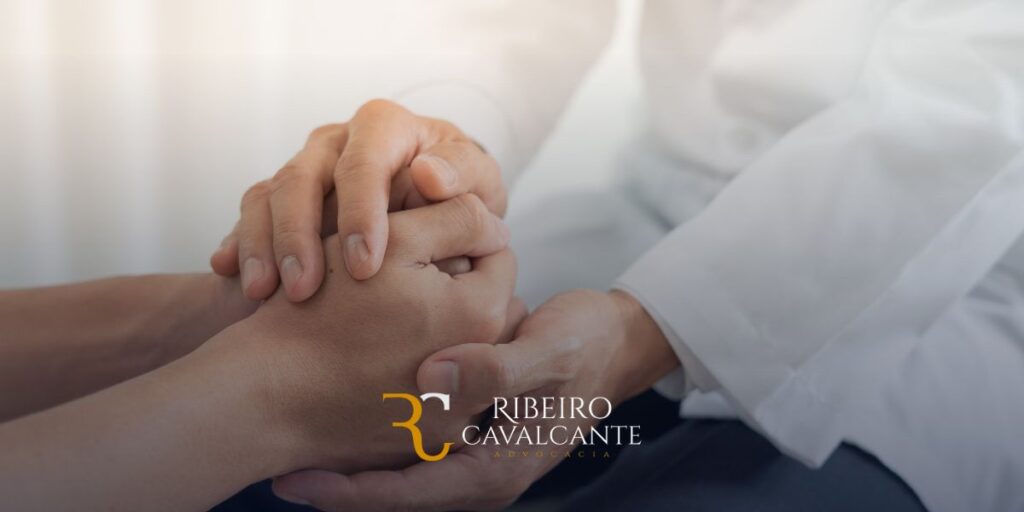 Advogado segurando a mão de cliente, símbolo de confiança. Ribeiro Cavalcante Advocacia, especialista em Direito Previdenciário e Cível.