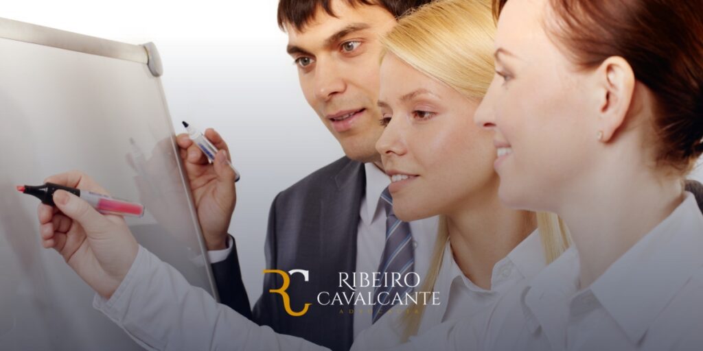 Equipe da Ribeiro Cavalcante Advocacia discutindo estratégias. Especialistas em Direito Previdenciário e Cível.