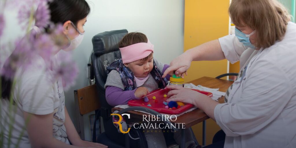 Criança sendo atendida em sessão de terapia ocupacional, com o logo da Ribeiro Cavalcante Advocacia, especialista em Direito.