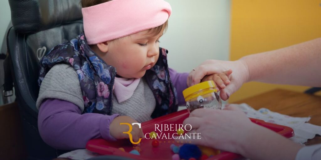 Criança em cuidados, representando os serviços de Direito Previdenciário e cível da Ribeiro Cavalcante Advocacia.