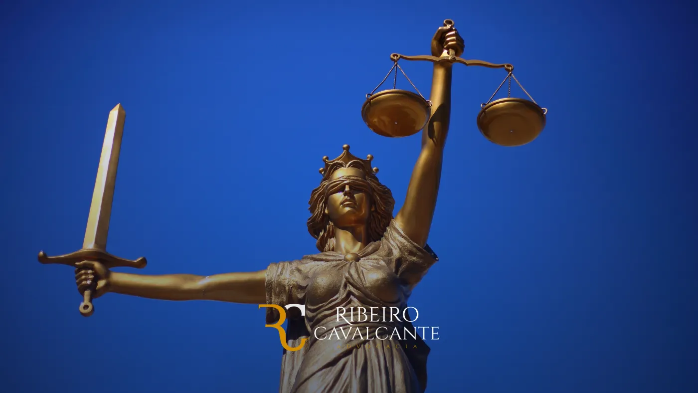 Estátua da Justiça dourada contra céu azul