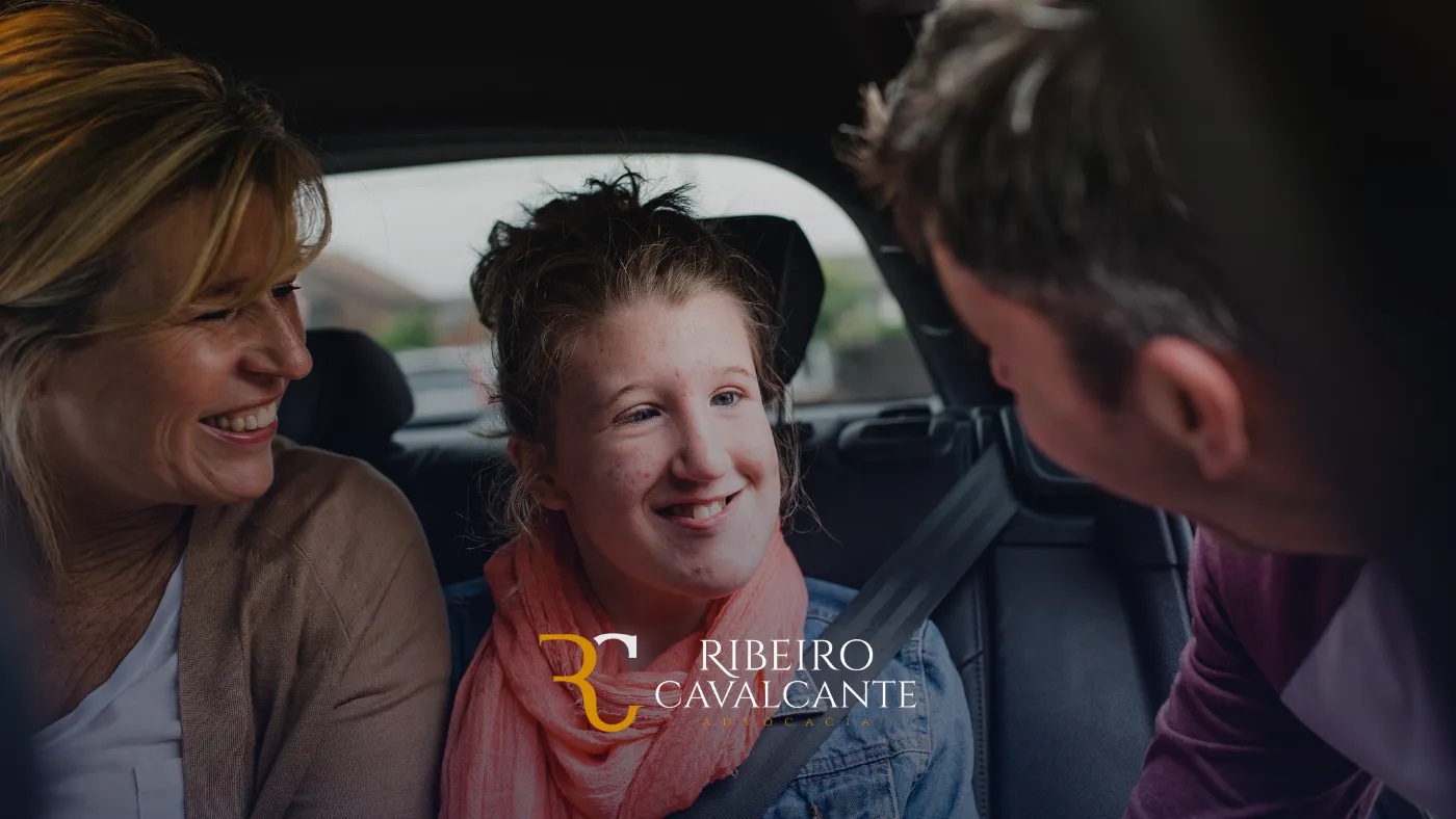 Família sorrindo dentro do carro