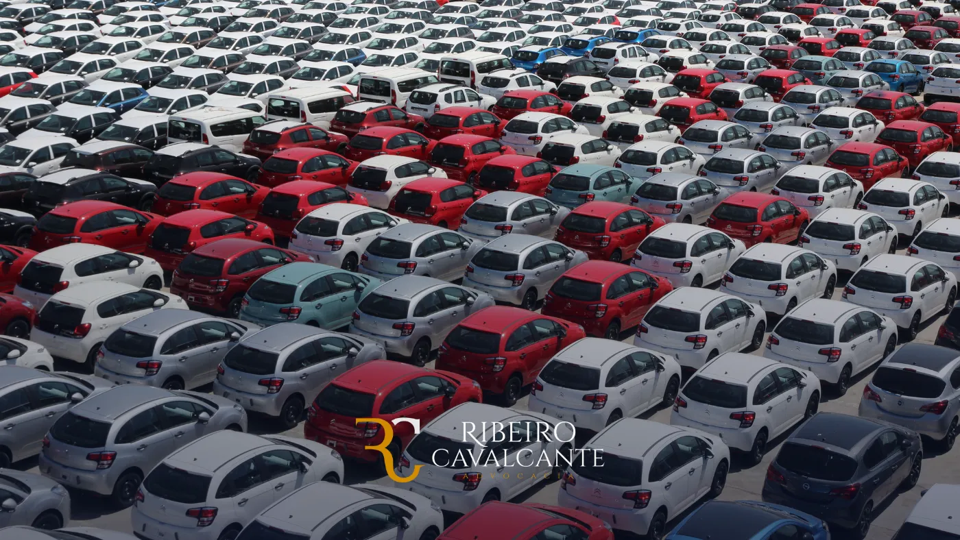 Vista aérea de estacionamento com carros variados