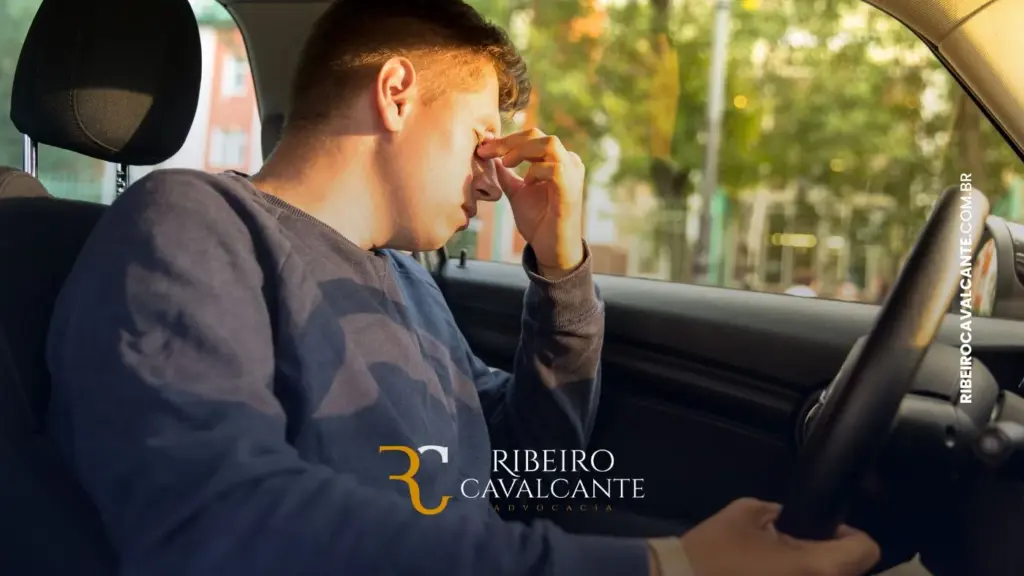 Homem estressado dirigindo com logo de advocacia