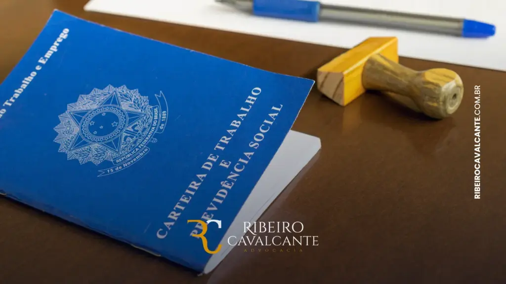 Carteira de Trabalho sobre mesa com carimbo e caneta