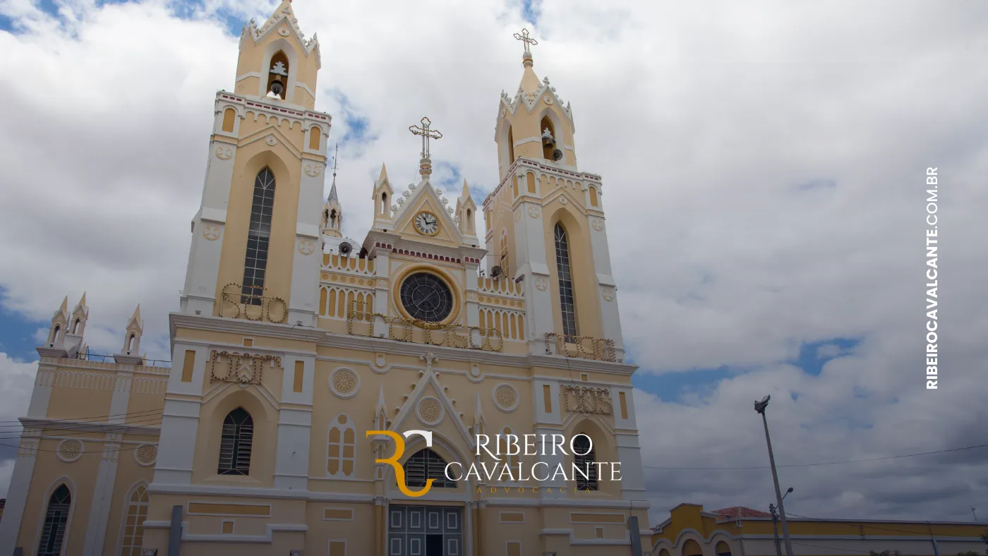 Igreja grande amarela de estilo gótico sob céu nublado