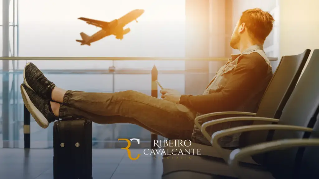 Homem sentado em aeroporto olhando avião decolar