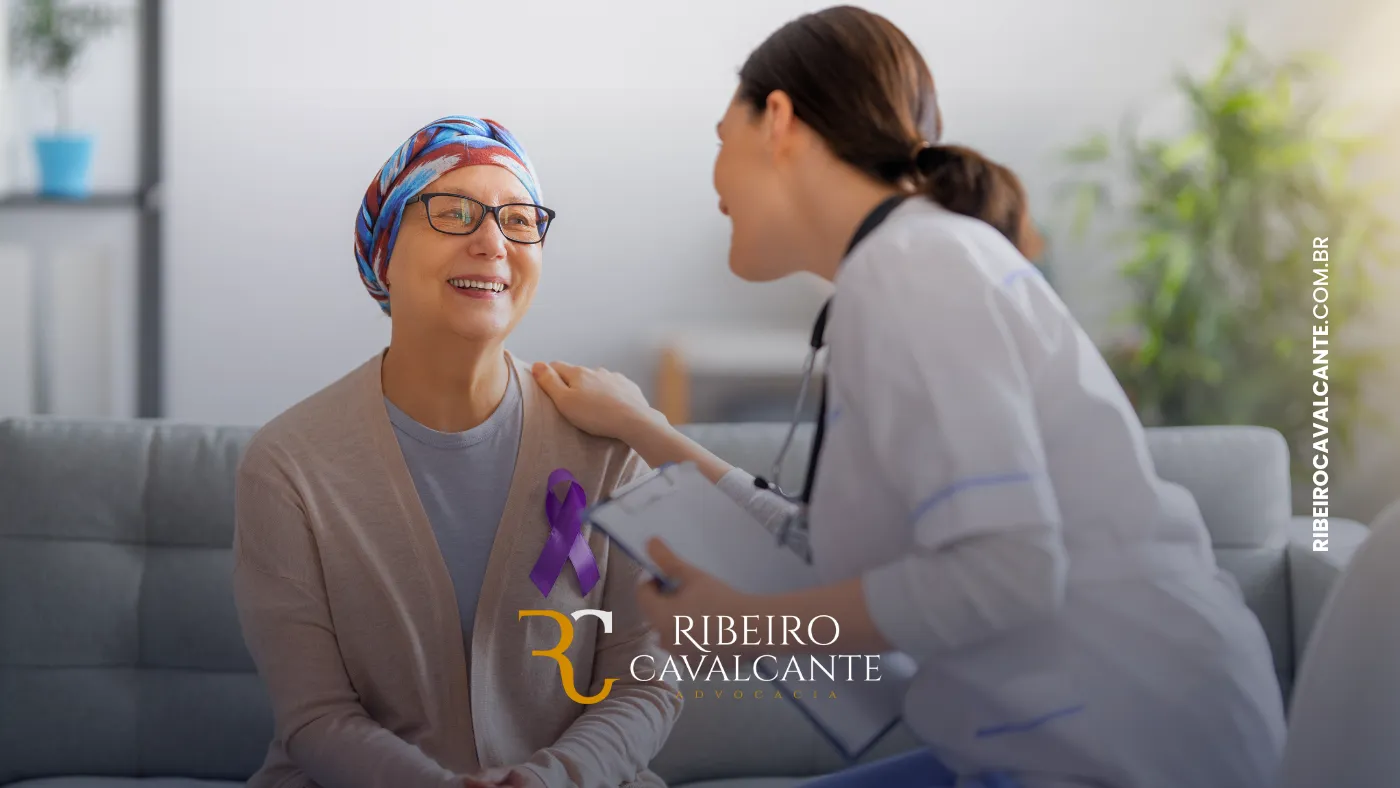 Paciente com lenço sorrindo para médica consoladora