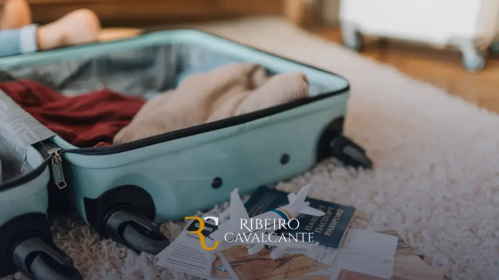 Mala aberta com roupas e passaportes sobre tapete