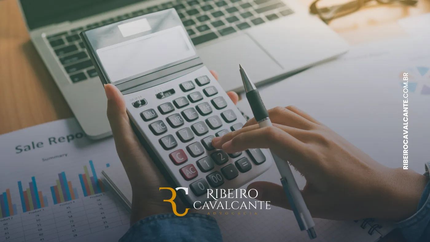 Pessoa calculando finanças no escritório