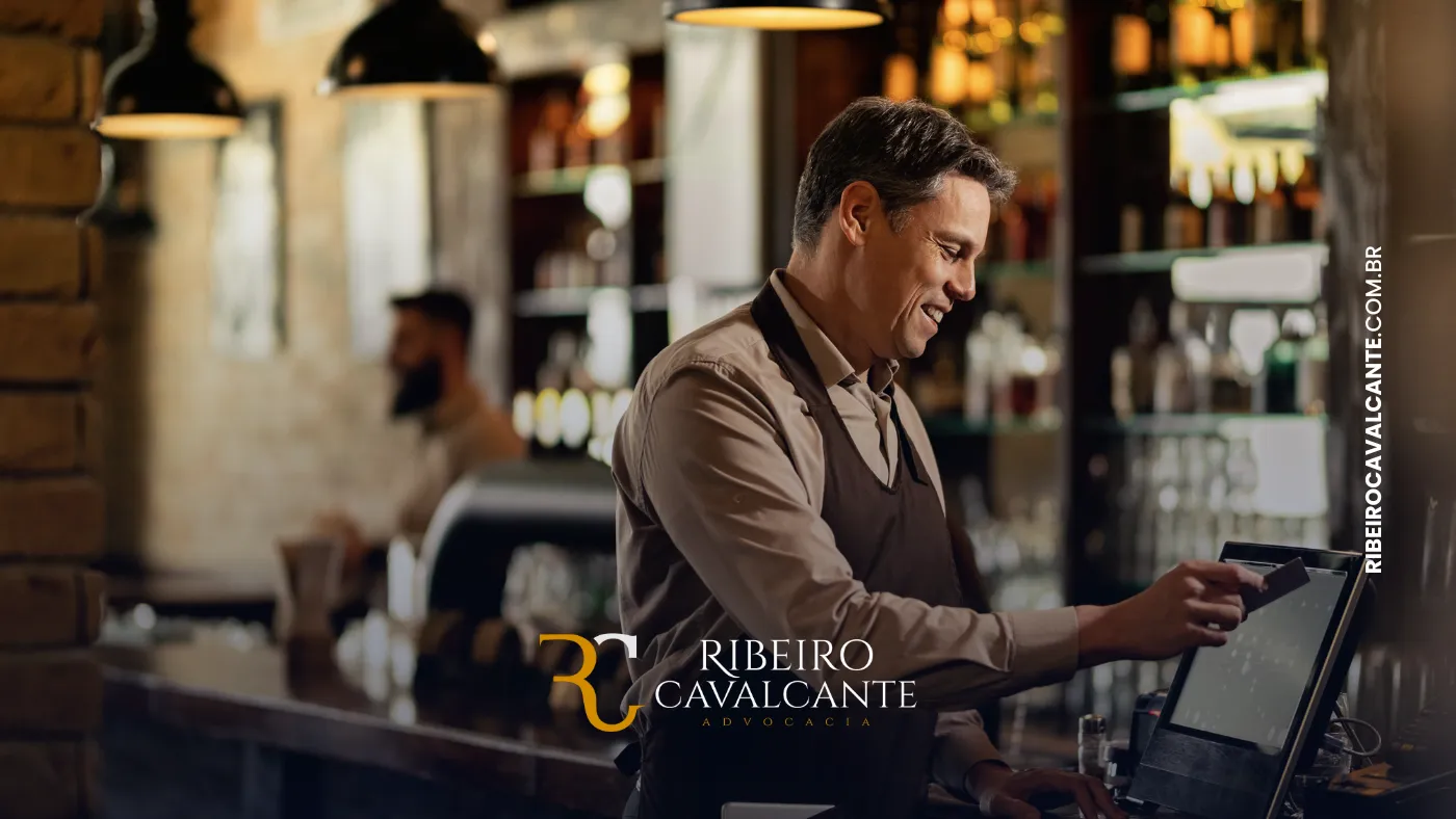 Homem sorrindo usando computador em bar elegante