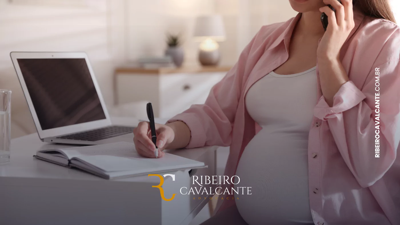 Gestante trabalhando em casa com laptop e telefone