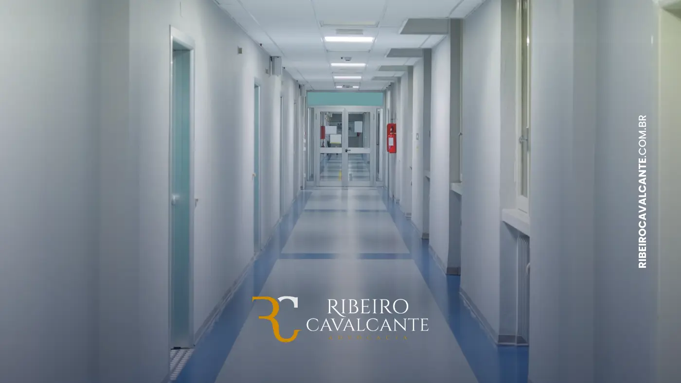 Corredor hospitalar iluminado e moderno com portas fechadas