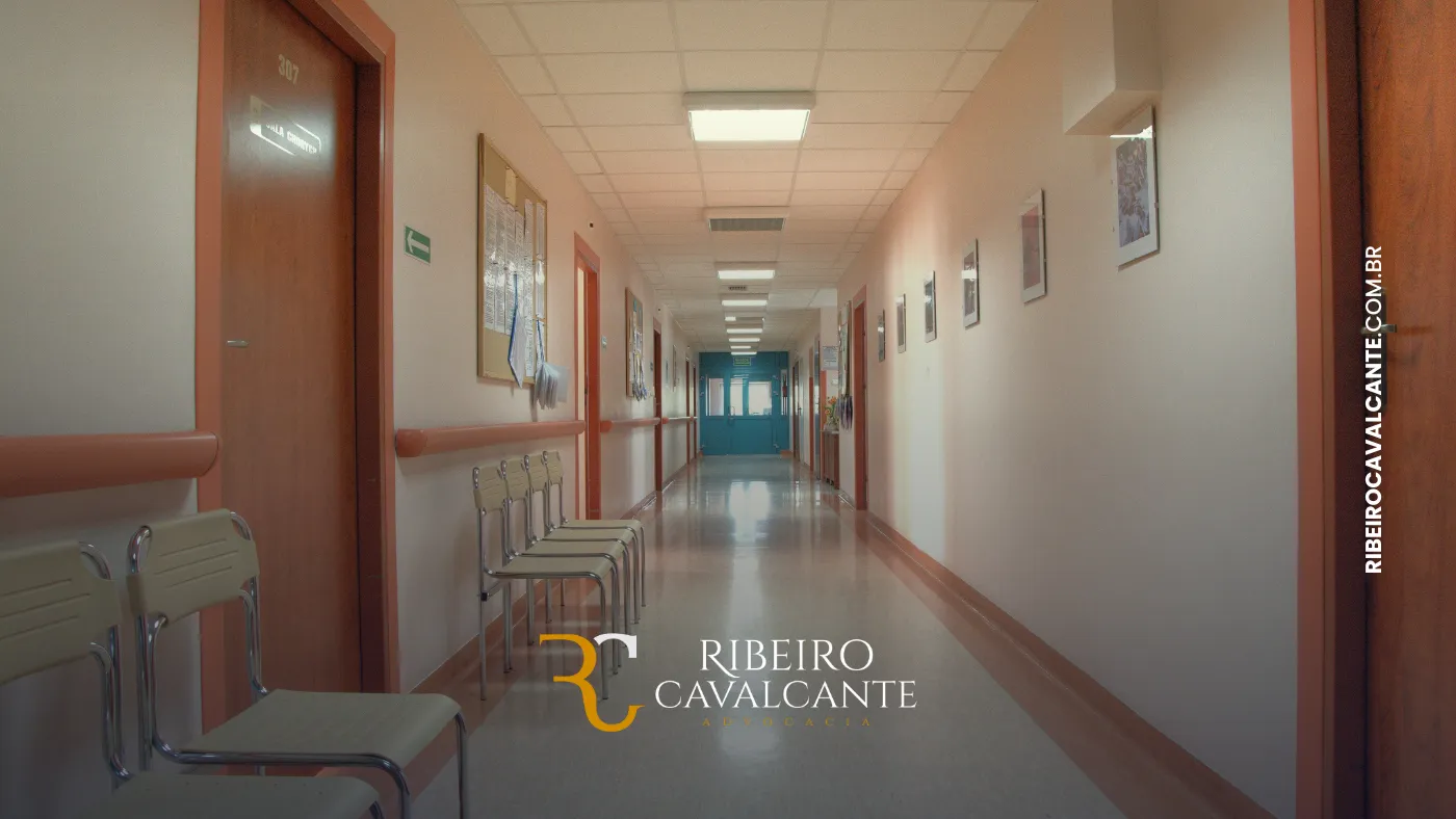 Corredor de hospital com cadeiras e portas fechadas