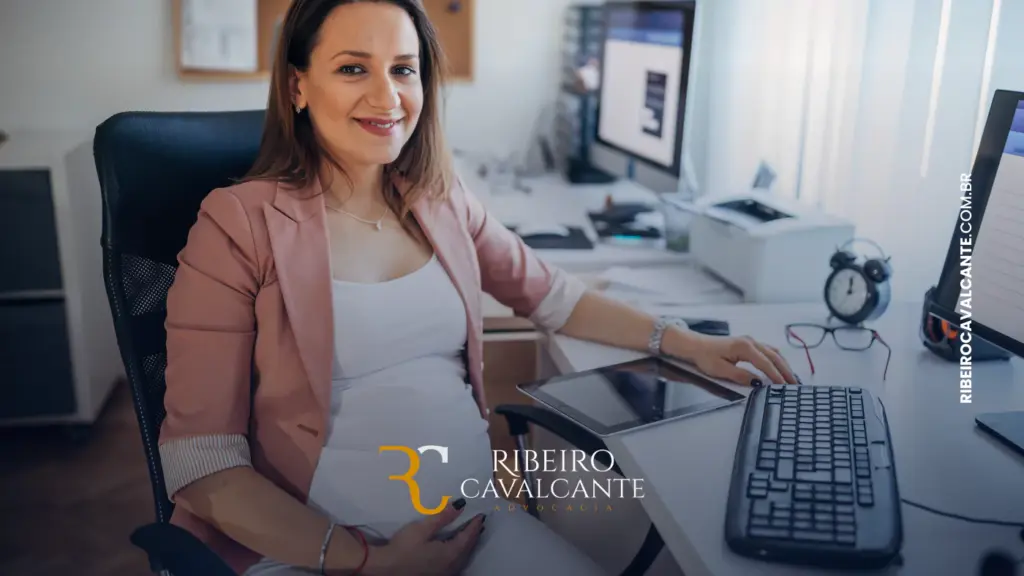 Mulher sorridente trabalhando em escritório com computadores