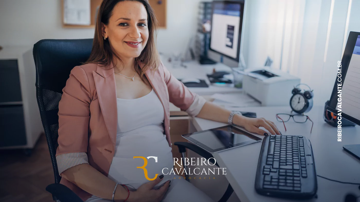 Mulher sorridente trabalhando em escritório com computadores