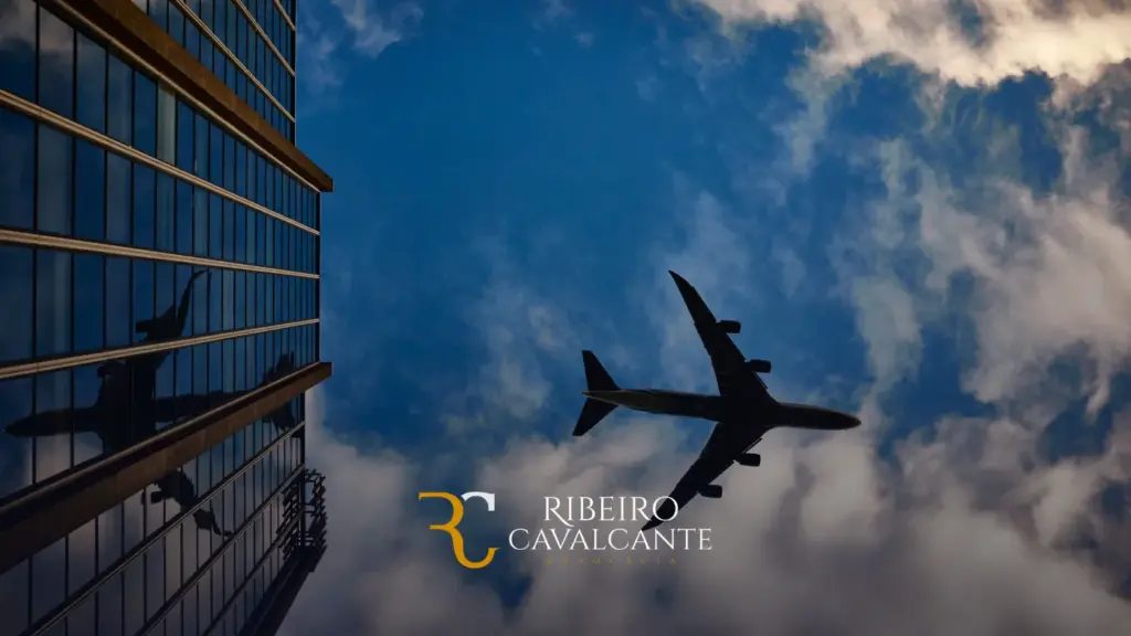 Avião sobrevoando prédio ao entardecer