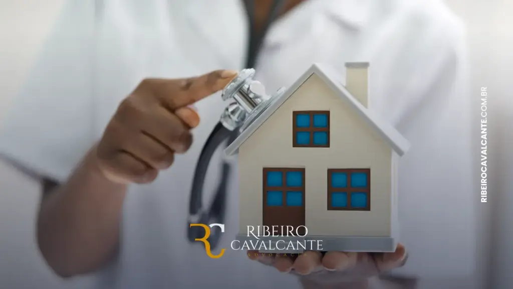 Médico examinando maquete de casa, foco na estetoscópio