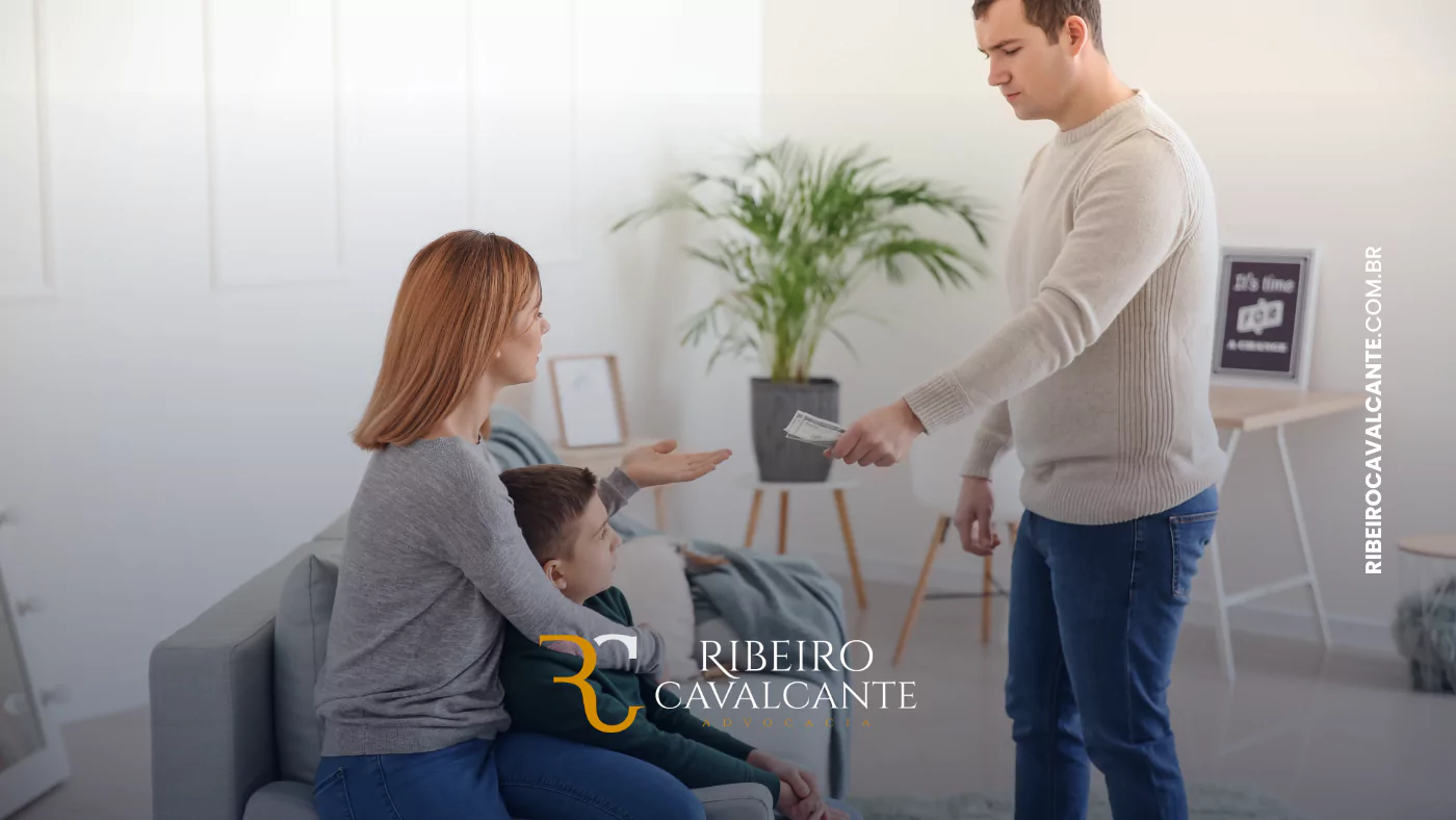 Homem entregando dinheiro para mulher sentada com filho