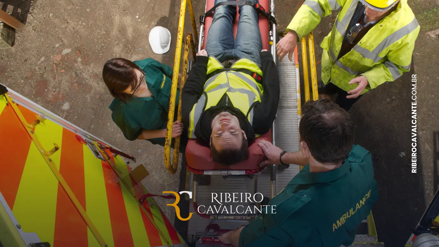 Socorristas auxiliando homem em maca de ambulância