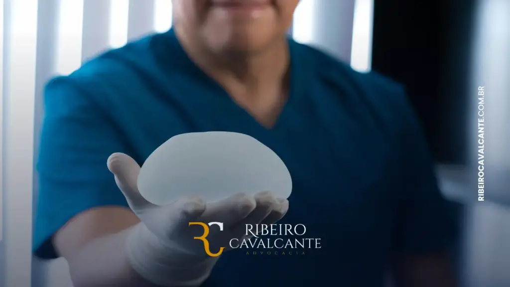 Profissional segurando um implante em mãos.