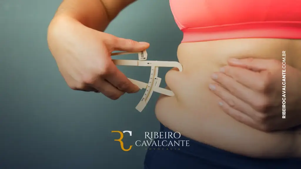 Medindo a circunferência da cintura com compasso.