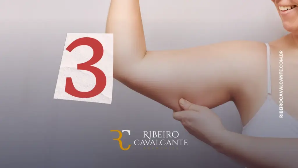 Número três em papel, mulher segurando o braço.