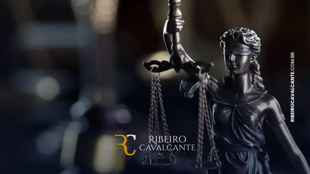 Estátua da Justiça segurando balanças da lei.