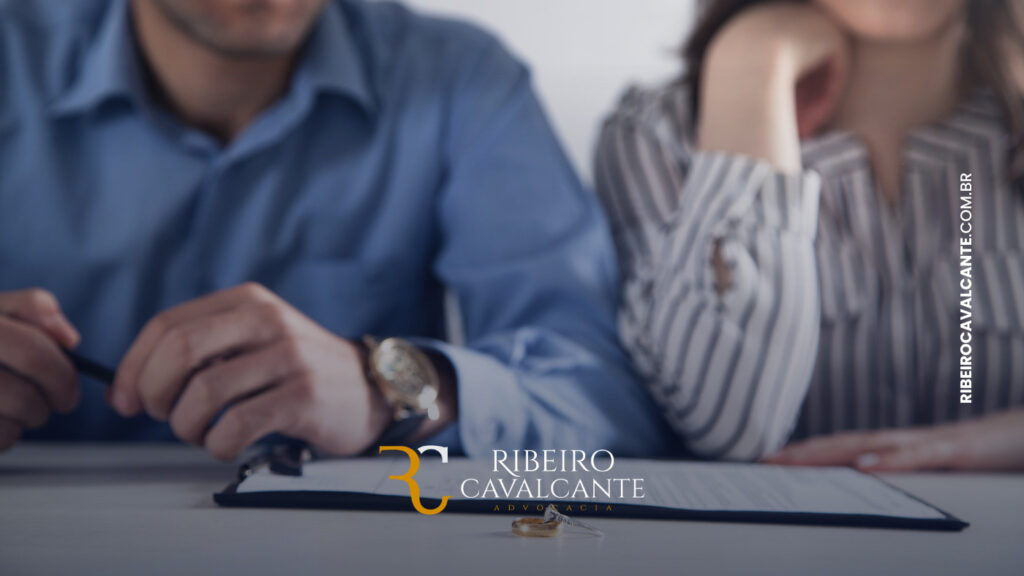 Duas pessoas discutindo sobre documento legal.