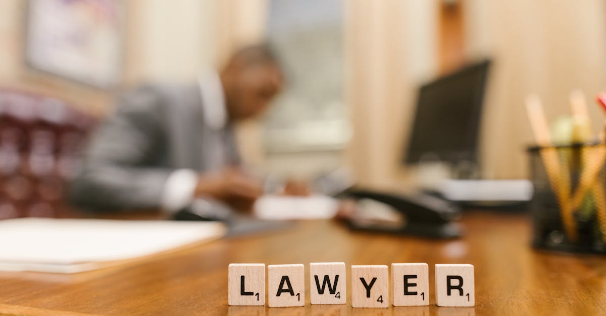 Blocos de madeira formando a palavra Lawyer em uma mesa de escritório com um advogado desfocado ao fundo. — Foto: RDNE Stock project