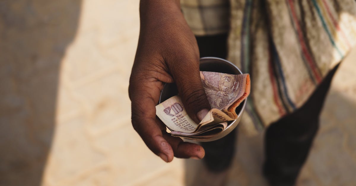 Advogado em escritório analisando documentos — Foto: Mustafa Fatemi