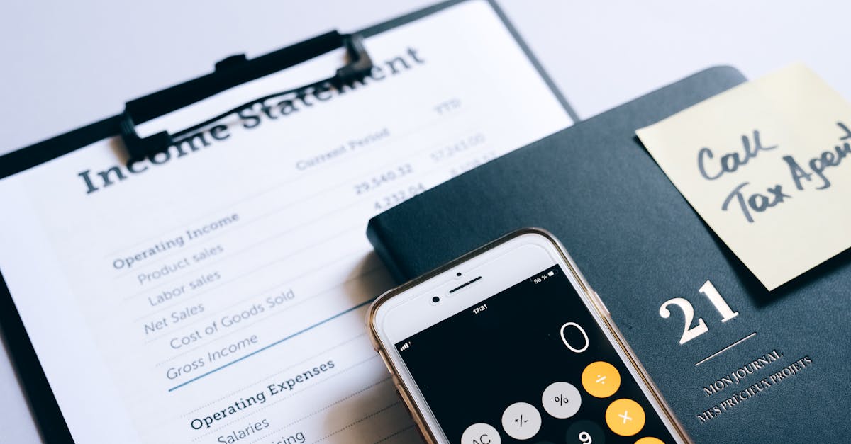 Documento de declaração de renda em uma prancheta ao lado de um celular com calculadora e uma agenda preta. — Foto: Leeloo The First