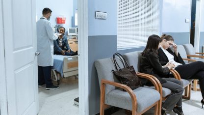 Pessoas sentadas em sala de espera de hospital enquanto médico atende paciente ao fundo em um quarto. — Foto: RDNE Stock project