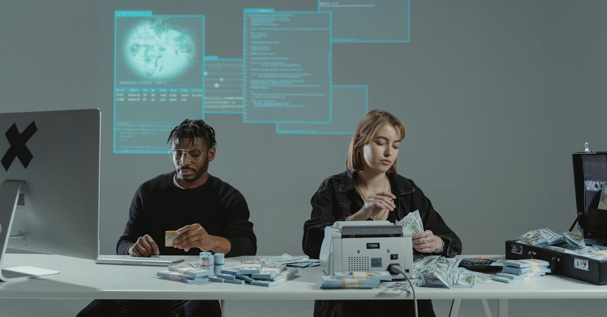 Duas pessoas em um escritório tecnológico contando grandes quantias de dinheiro com projeções de dados ao fundo. — Foto: Tima Miroshnichenko