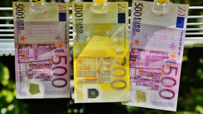 Três notas de Euro penduradas por prendedores em um varal, simbolizando a lavagem de dinheiro. — Foto: Pixabay