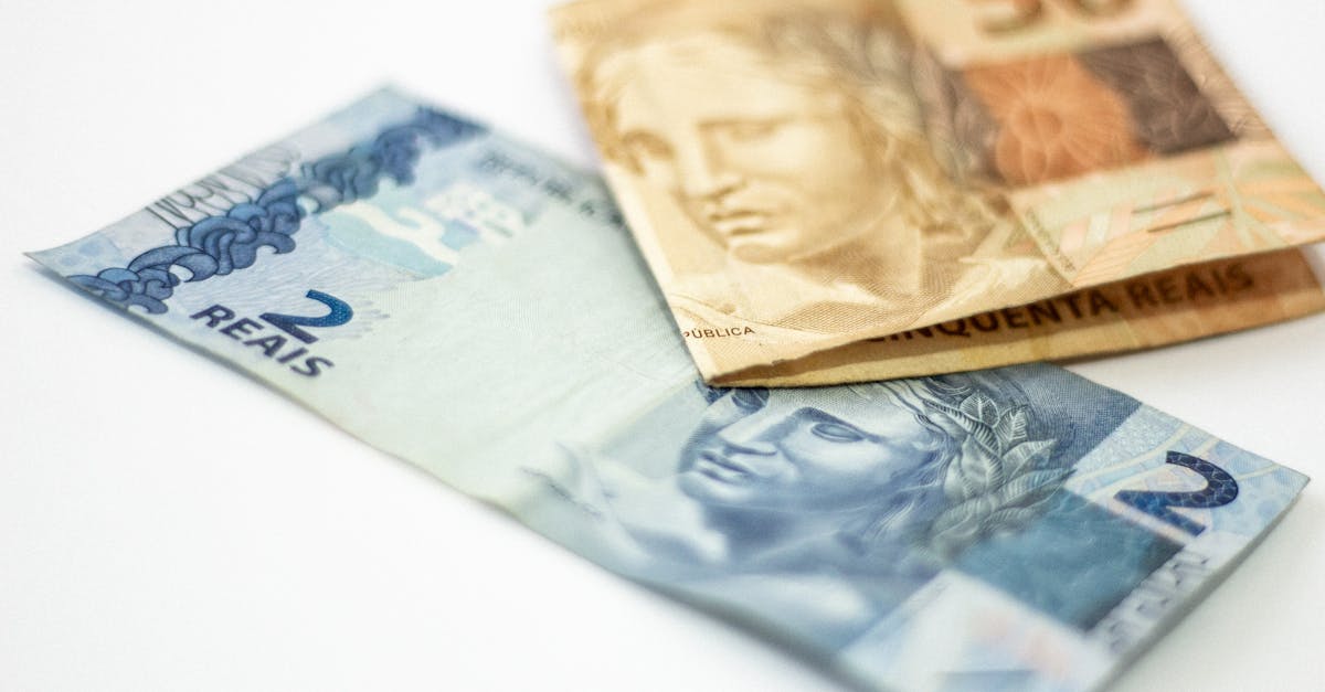 Lavagem de dinheiro no brasil 2025 origem metodos e tendencias atuais 72340 1771805998 Cédulas de dois e cinquenta reais brasileiros sobre uma superfície branca em ângulo aproximado. — foto: daniel dan