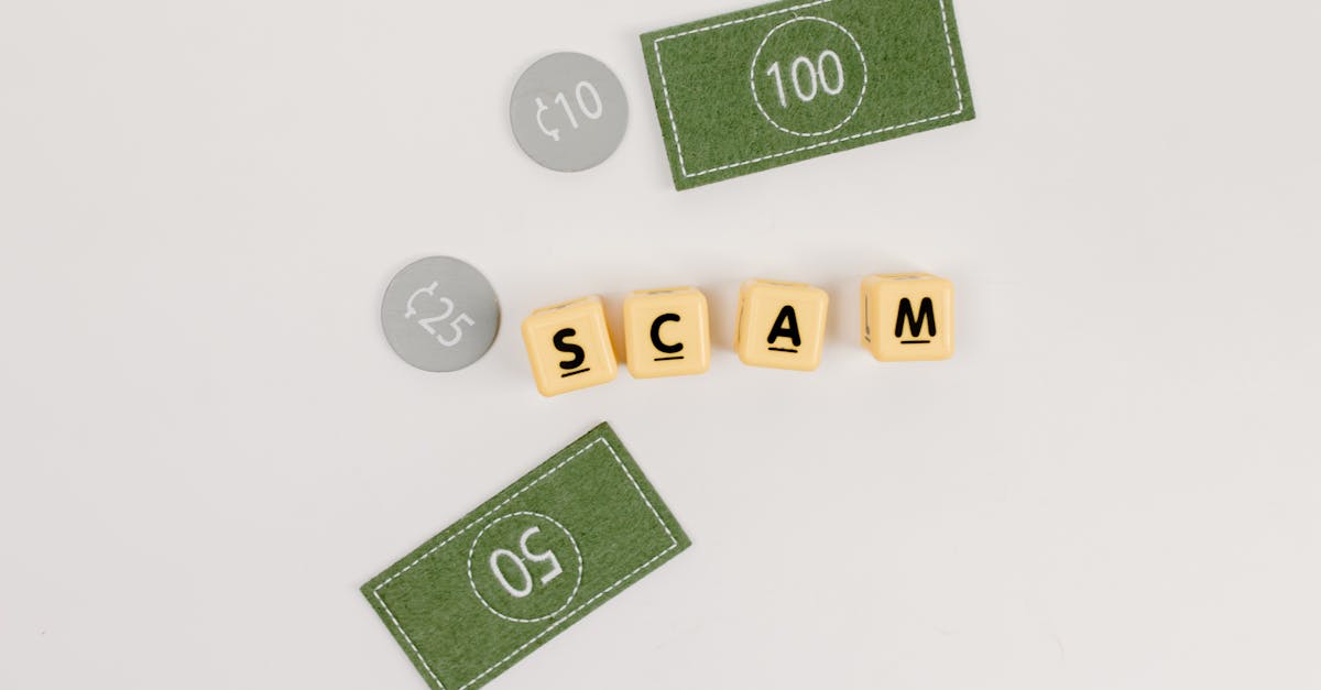 Blocos com a palavra SCAM cercados por representações lúdicas de cédulas de dinheiro e moedas em fundo branco. — Foto: Tara Winstead