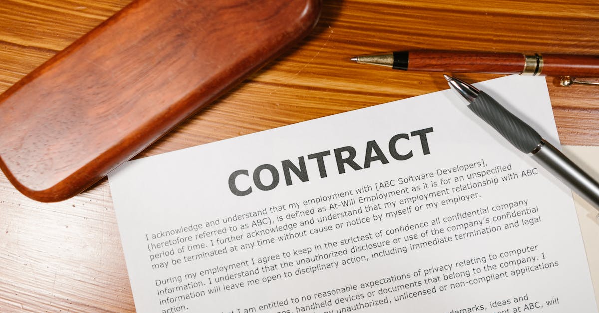 Documento de contrato de trabalho sobre mesa de madeira com canetas e um acessório de escritório. — Foto: RDNE Stock project