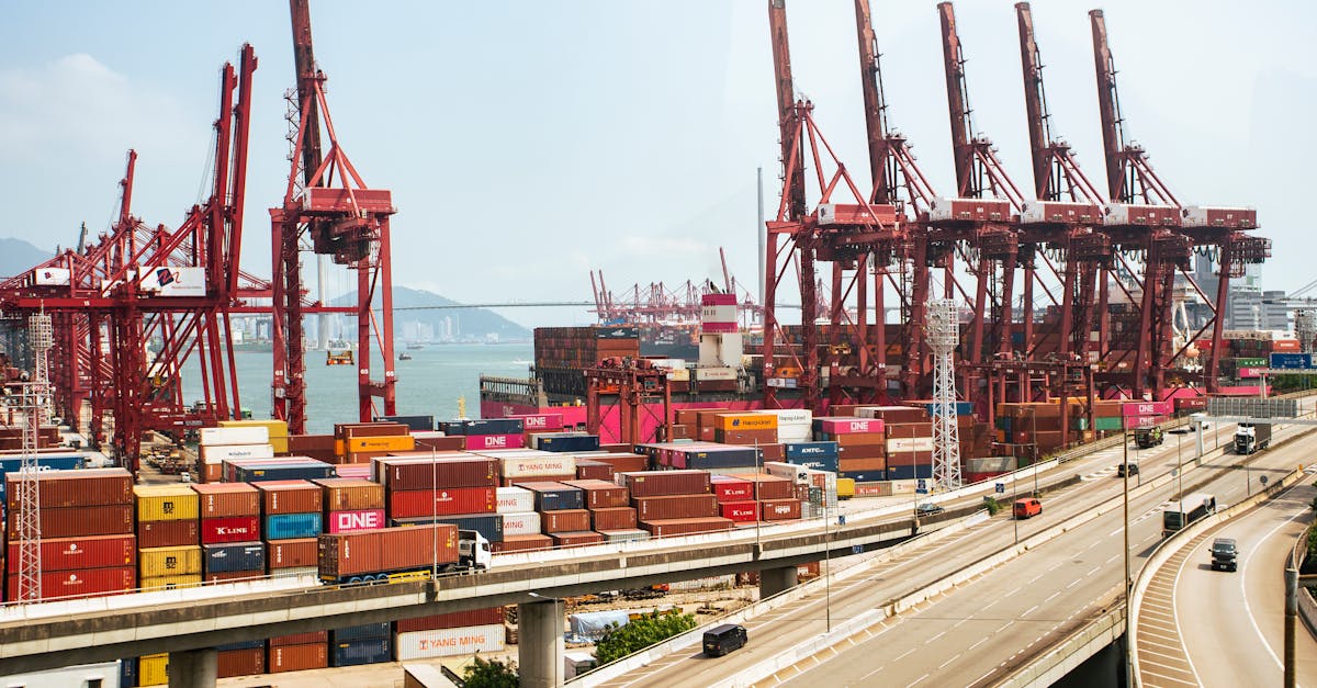 Trade based money laundering como funciona a lavagem via comercio exterior 72392 1771807210 Vista panorâmica de um porto comercial com diversos contêineres coloridos, guindastes vermelhos e navios de carga. — foto: jimmy chan