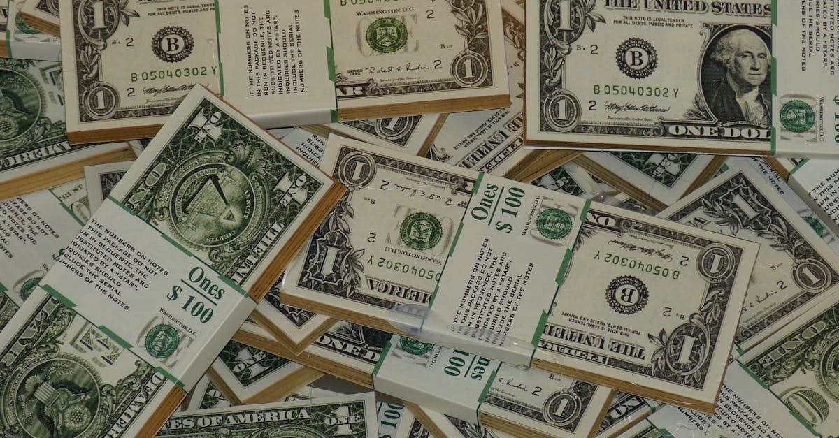 Diversos maços de notas de um dólar americano empilhados e organizados com cintas de papel. — Foto: Pixabay
