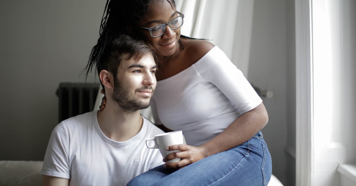 Casal jovem abraçado em momento afetivo dentro de casa, representando convivência familiar. — Foto: Andrea Piacquadio