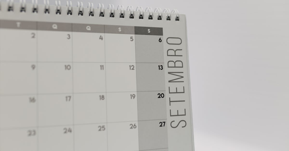 Close de um calendário de mesa em português mostrando o mês de setembro com fundo branco. — Foto: Matheus Bertelli