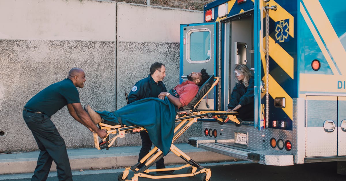 Socorristas colocando um paciente em uma maca dentro de uma ambulância. — Foto: RDNE Stock project