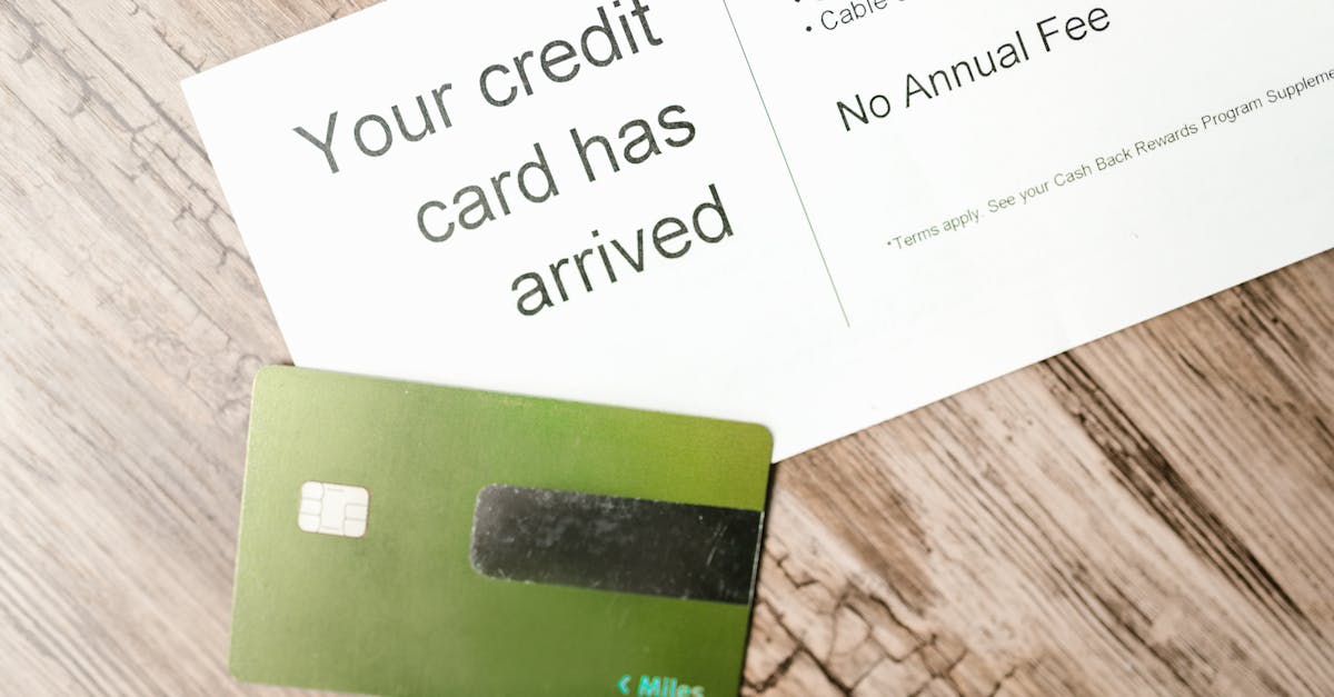 Cartão de crédito verde sobre carta de aprovação bancária em uma mesa de madeira. — Foto: RDNE Stock project