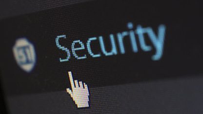 Close de tela de computador com a palavra Security em azul e um cursor de mão apontando para ela. — Foto: Pixabay