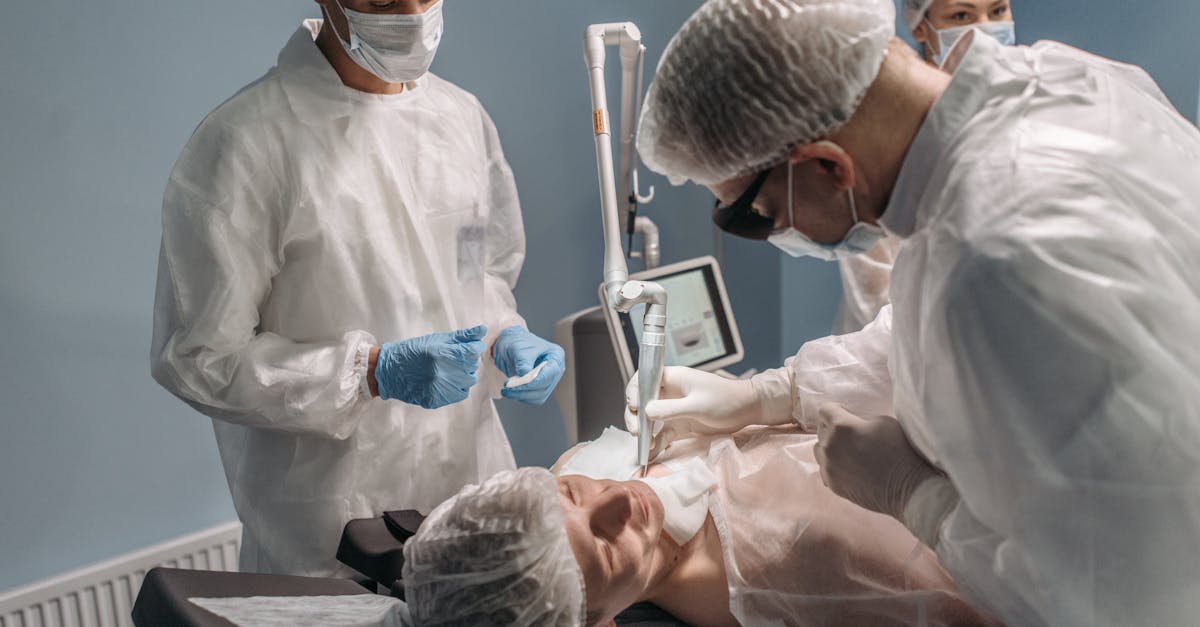 Equipe médica realizando procedimento estético a laser em paciente em centro cirúrgico. — Foto: Pavel Danilyuk
